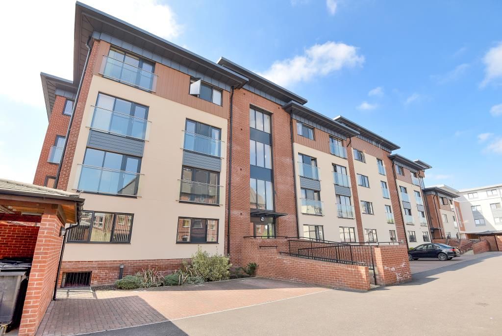 2 bed flat for sale in Newbury, Berkshire RG14, £225,000