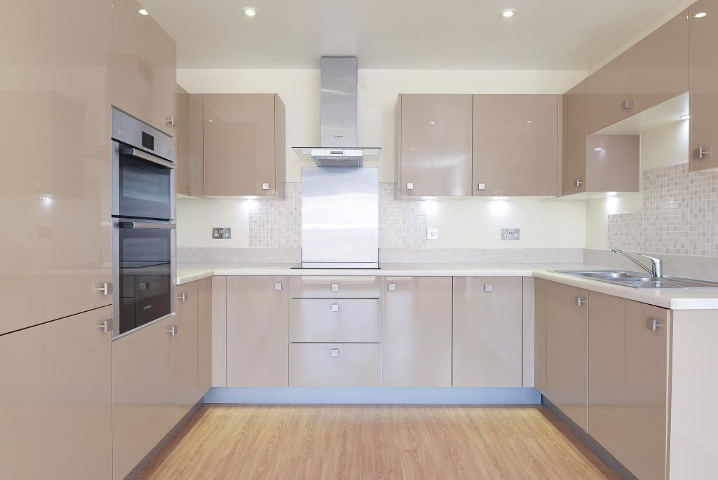 2 bed flat for sale in Newbury, Berkshire RG14, £225,000