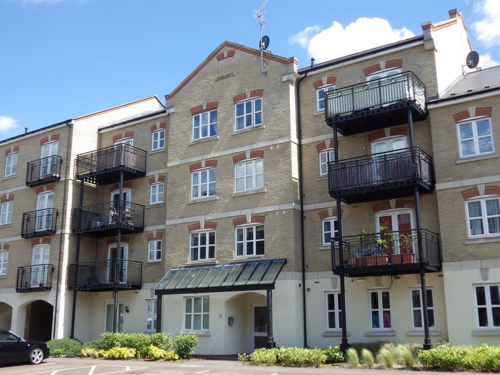 1 bed flat for sale in Coxhill Way, Aylesbury, Buckinghamshire HP21, £180,000
