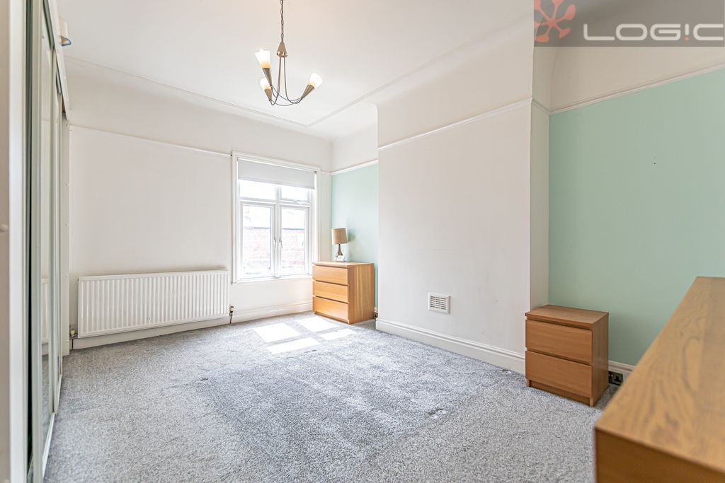 2 bed flat for sale in Kingsway, Waterloo, Liverpool L22, £140,000