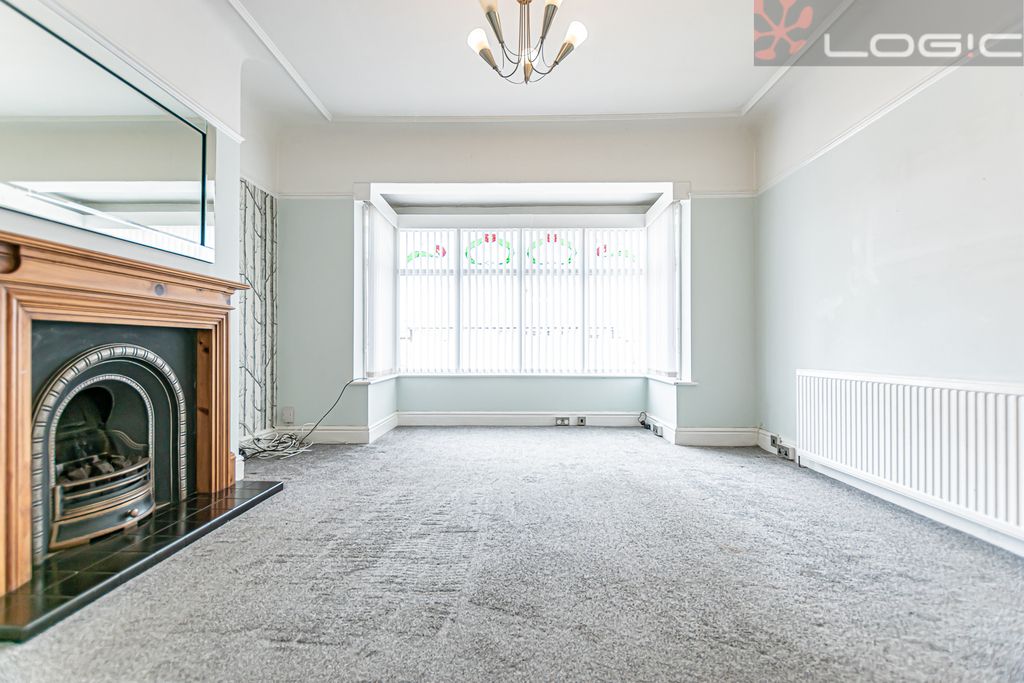 2 bed flat for sale in Kingsway, Waterloo, Liverpool L22, £140,000