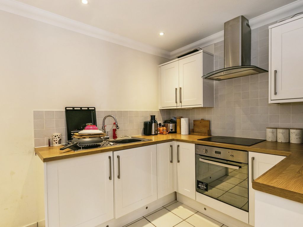 2 bed flat for sale in Sea Road, Boscombe, Bournemouth BH5, £250,000