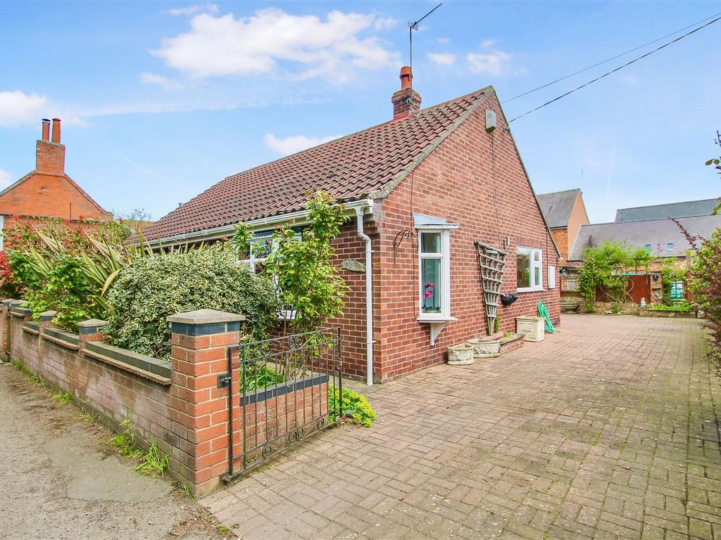 2 bed detached bungalow for sale in High Street, Brant Broughton, Lincoln LN5, £225,000