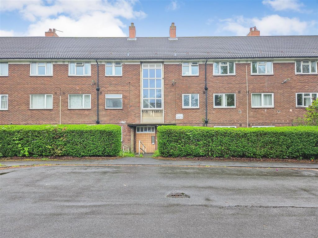 2 bed flat for sale in Lingfield Close, Moortown, Leeds LS17, £100,000