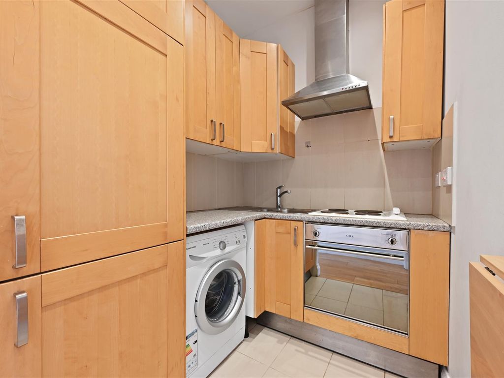 1 bed flat for sale in Churchfield Road, London W3, £290,000