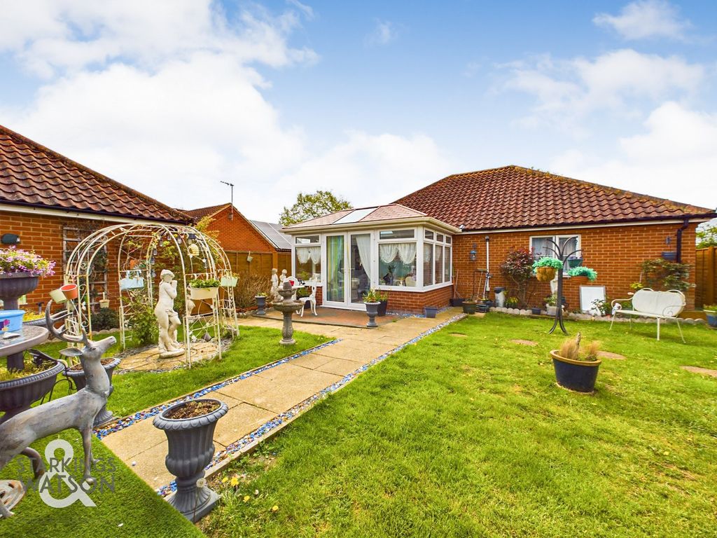 2 bed detached bungalow for sale in Rowden Way, Roydon, Diss IP22, £325,000