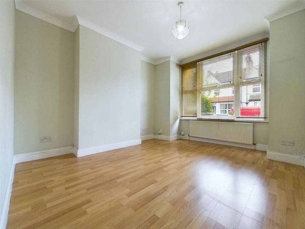 1 bed flat for sale in Aveling Park Road, Walthamstow, London E17, £325,000