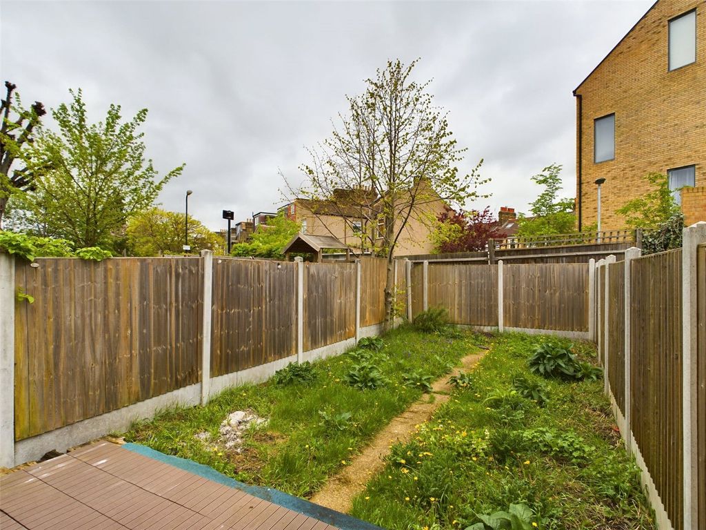 1 bed flat for sale in Aveling Park Road, Walthamstow, London E17, £325,000