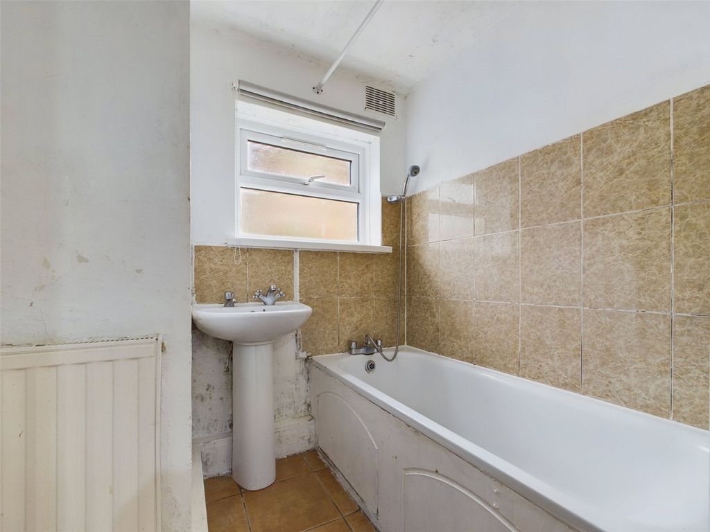 1 bed flat for sale in Aveling Park Road, Walthamstow, London E17, £325,000