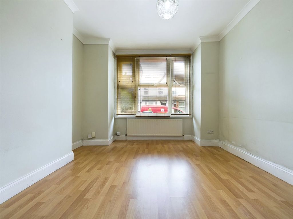 1 bed flat for sale in Aveling Park Road, Walthamstow, London E17, £325,000