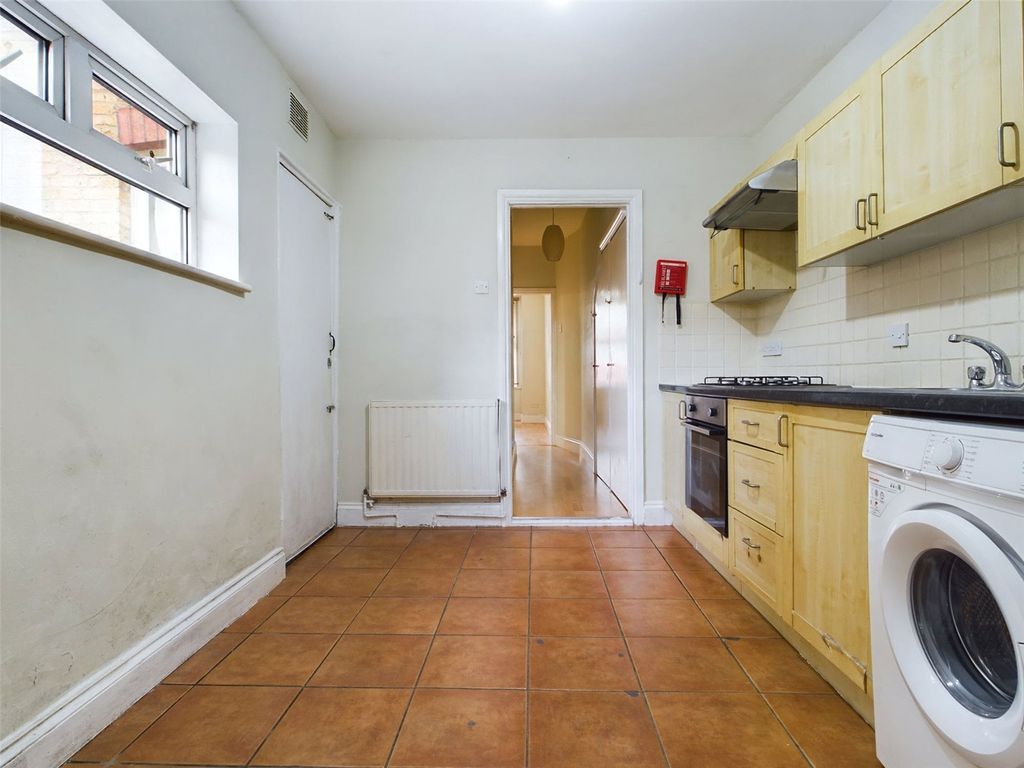 1 bed flat for sale in Aveling Park Road, Walthamstow, London E17, £325,000