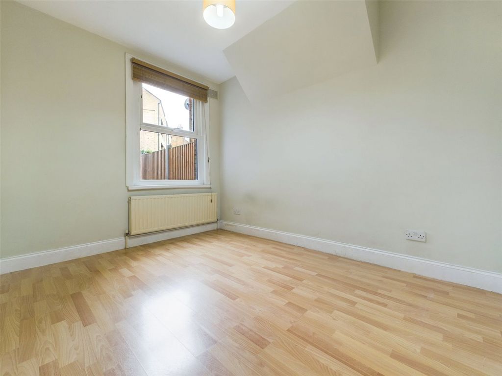 1 bed flat for sale in Aveling Park Road, Walthamstow, London E17, £325,000