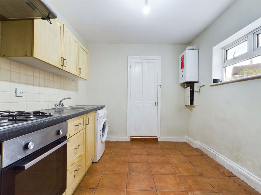 1 bed flat for sale in Aveling Park Road, Walthamstow, London E17, £325,000