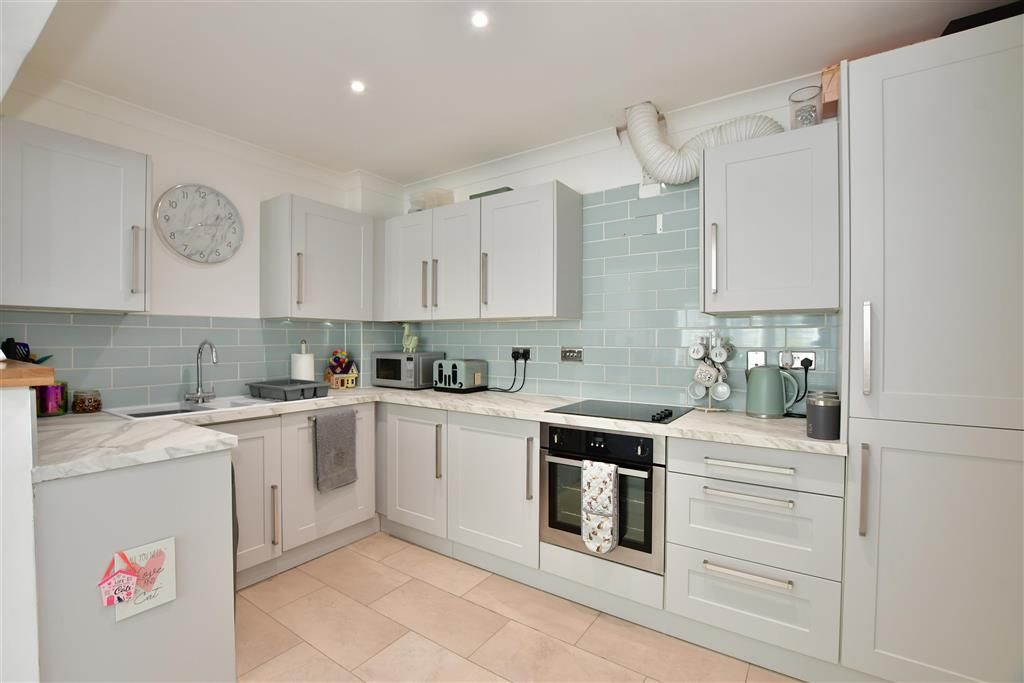1 bed flat for sale in Walnut Close, Steeple View, Basildon, Essex SS15, £200,000