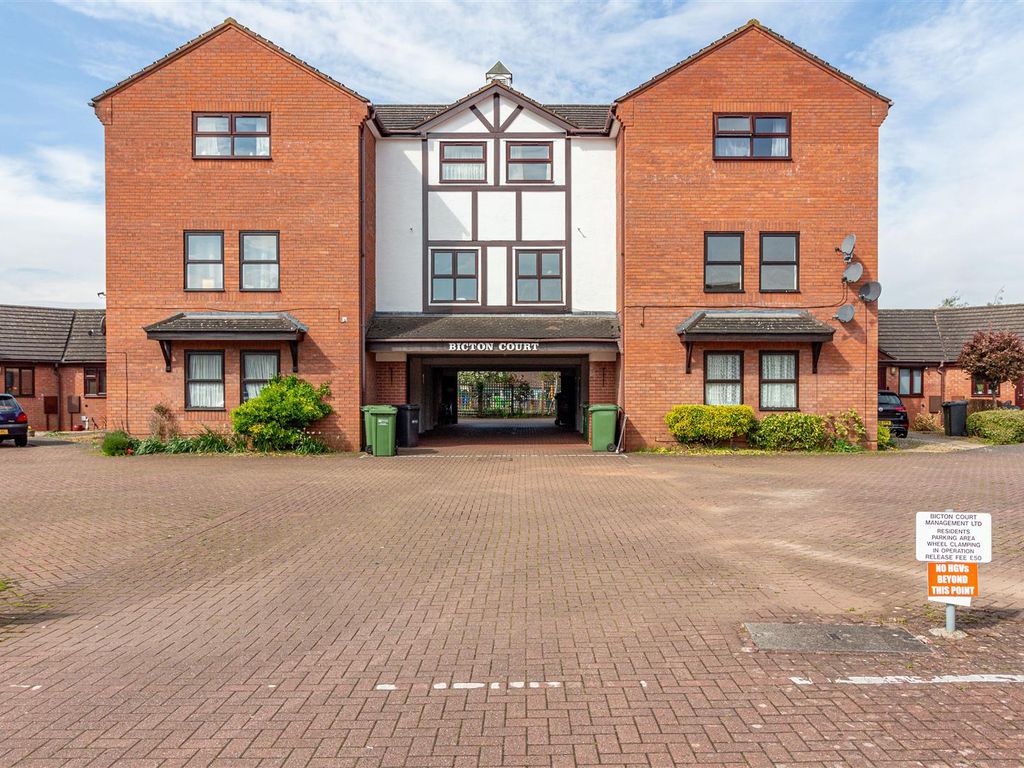 2 bed flat for sale in Bicton Avenue, Worcester WR5, £165,000