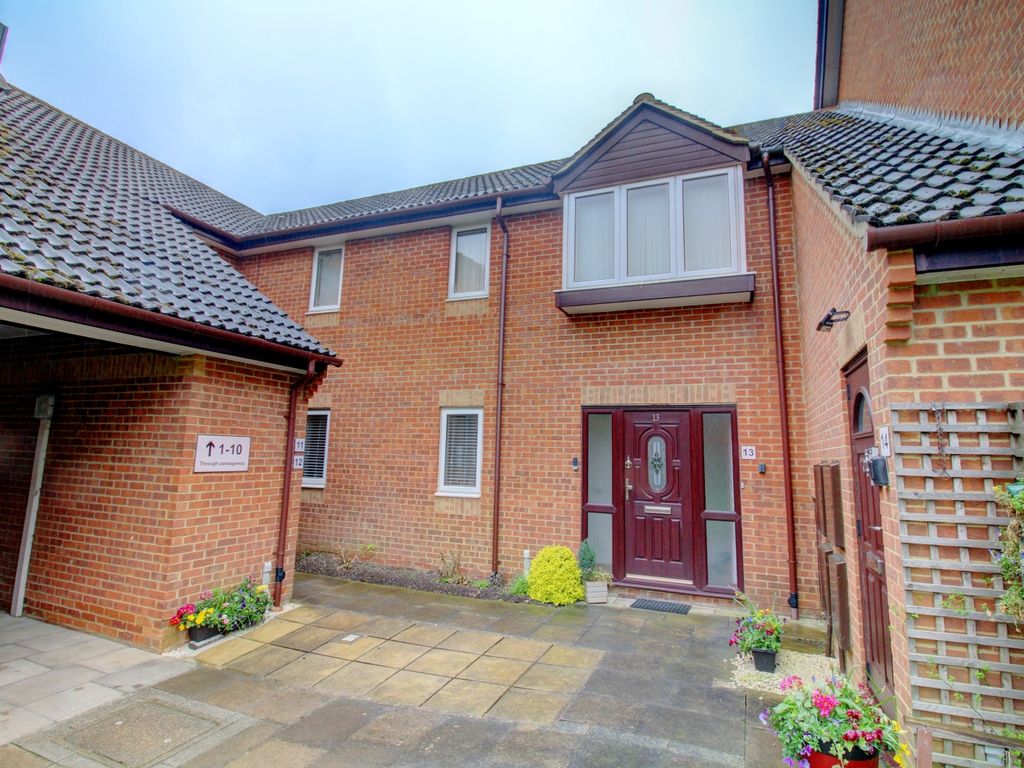 2 bed flat for sale in Rosewood Gardens, High Wycombe HP12, £80,000