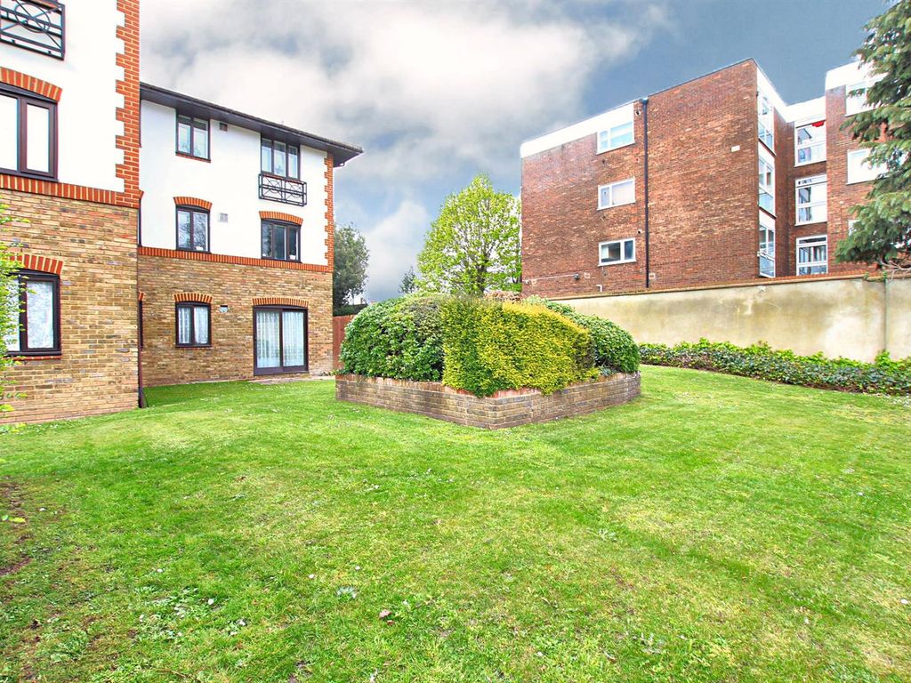 1 bed flat for sale in The Beeches, Lampton Road, Hounslow TW3, £229,950