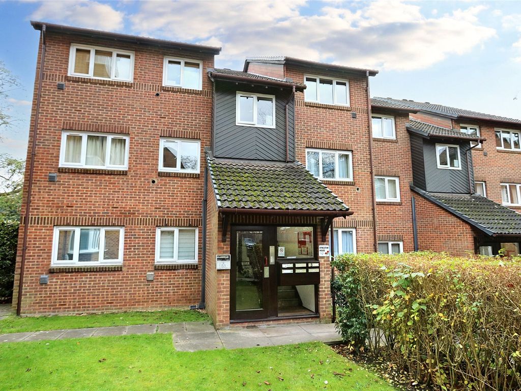 1 bed flat for sale in Saxon Close, Surbiton KT6, £230,000
