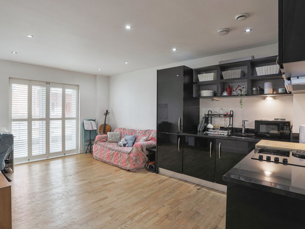 1 bed flat for sale in Pond Garth, York, North Yorkshire YO1, £179,950