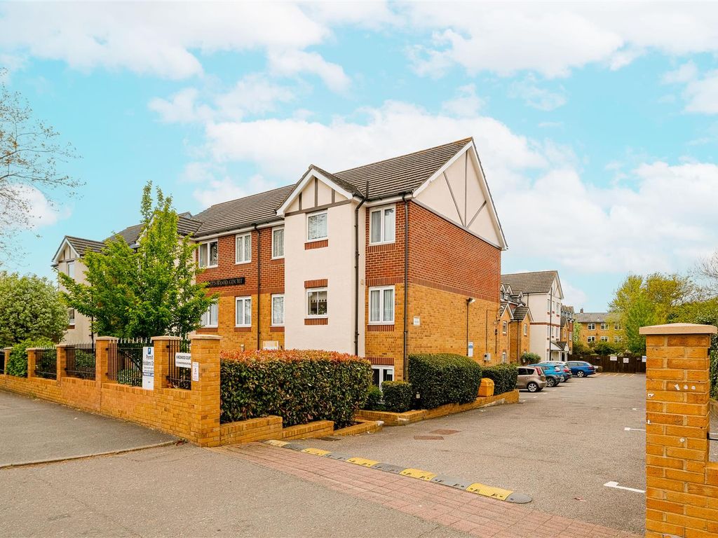 1 bed flat for sale in Chingford Mount Road, London E4, £170,000