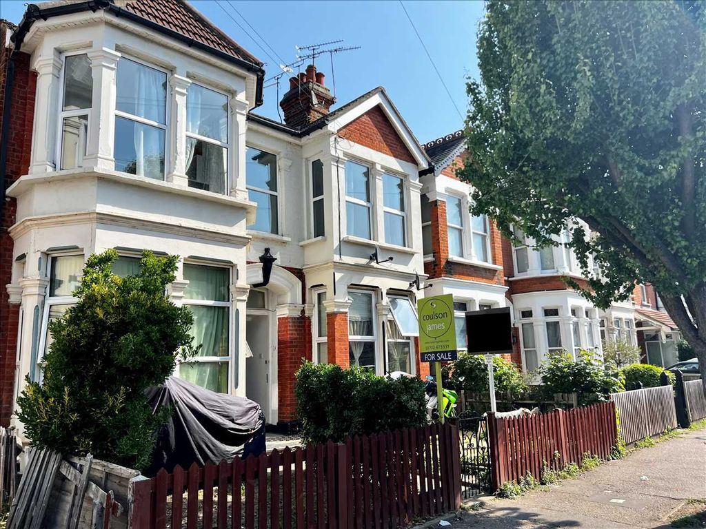 1 bed flat for sale in Boscombe Road, Southend-On-Sea SS2, £175,000