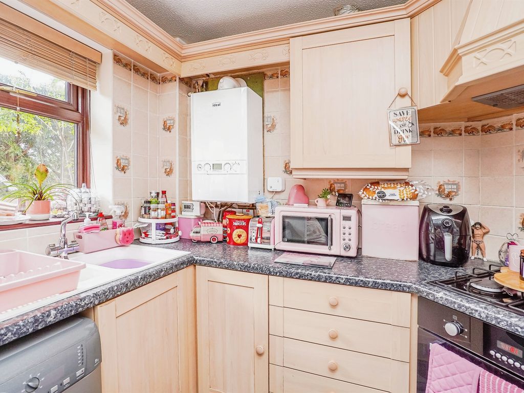 1 bed flat for sale in Dawley Crescent, Birmingham B37, £130,000
