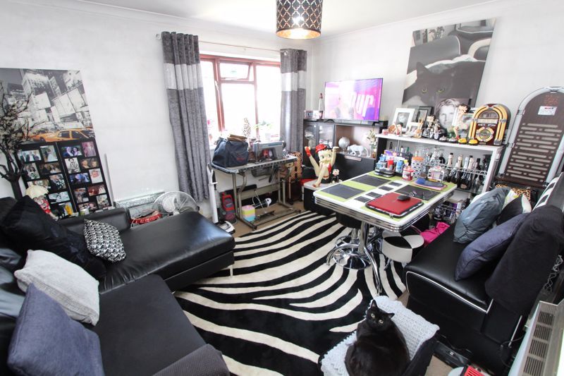 1 bed flat for sale in Hawbush Road, Brierley Hill DY5, £70,000