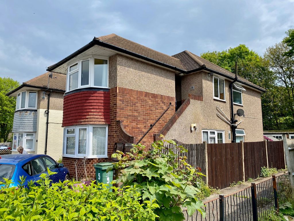 2 bed maisonette for sale in Rossdale, Sutton SM1, £310,000