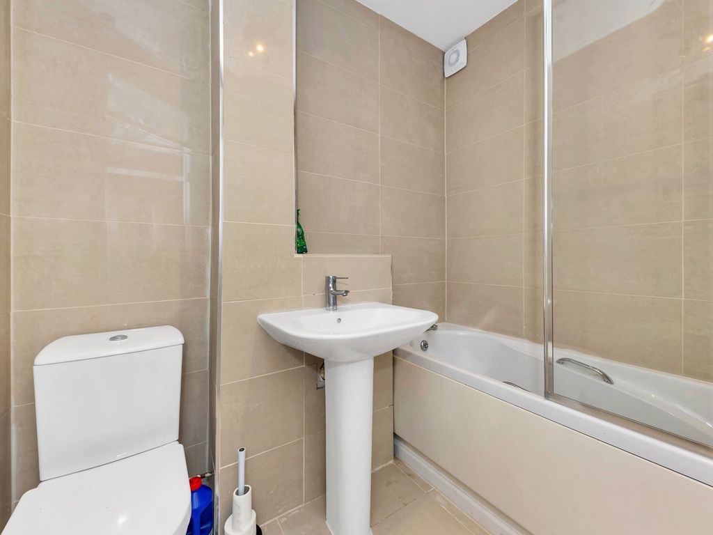 2 bed flat for sale in Swift Close, Royston SG8, £150,000