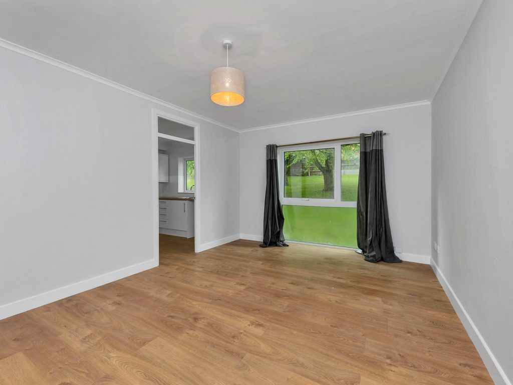 2 bed flat for sale in Swift Close, Royston SG8, £150,000