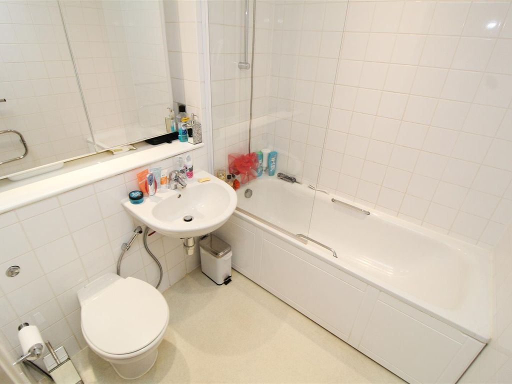 1 bed flat for sale in South Row, Milton Keynes MK9, £60,000