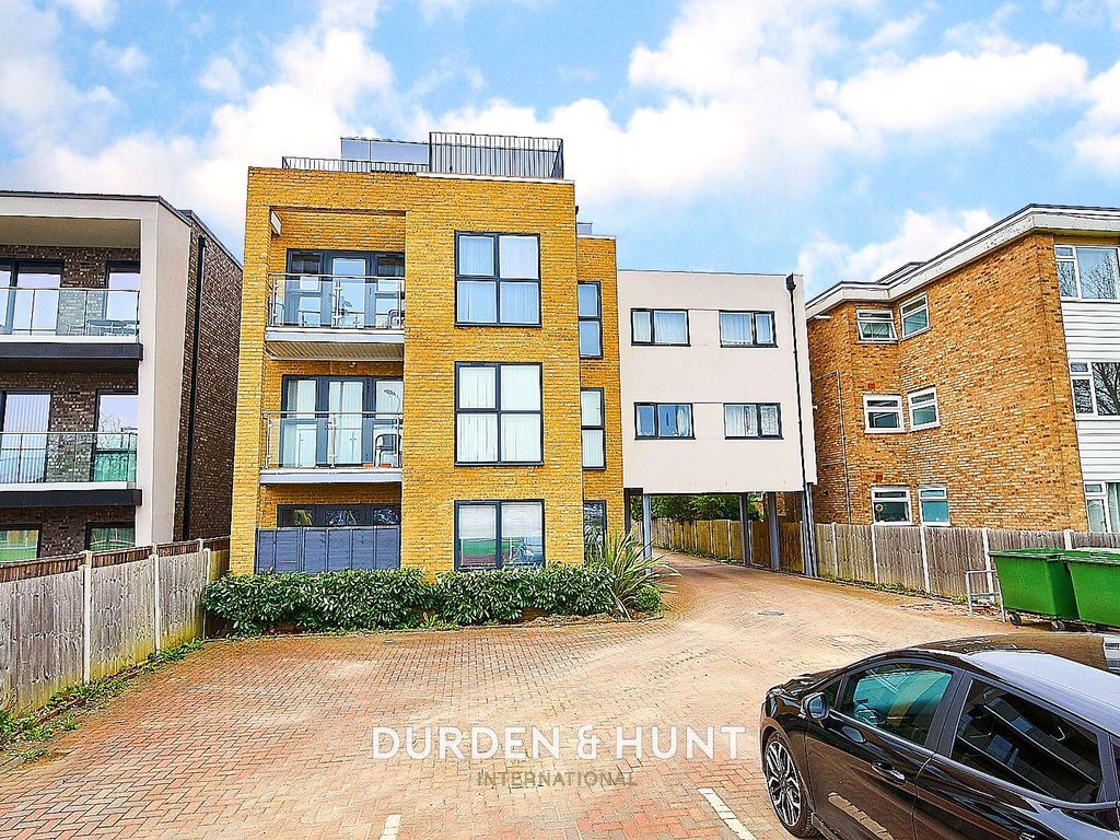 1 bed flat for sale in Gidea Park, Romford RM2, £240,000