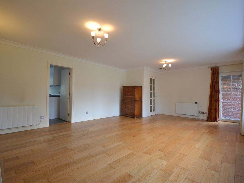 2 bed flat for sale in Lynton Lane, Alderley Edge SK9, £300,000