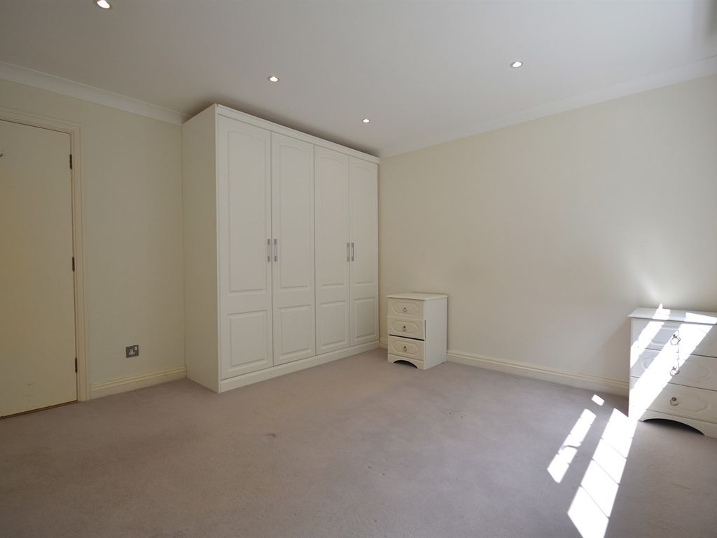 2 bed flat for sale in Lynton Lane, Alderley Edge SK9, £300,000