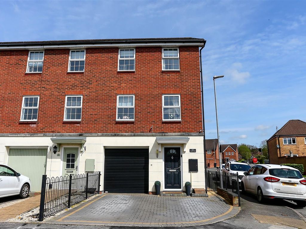 3 bed town house for sale in Moorhen Way, Packmoor, Stoke-On-Trent ST7, £190,000
