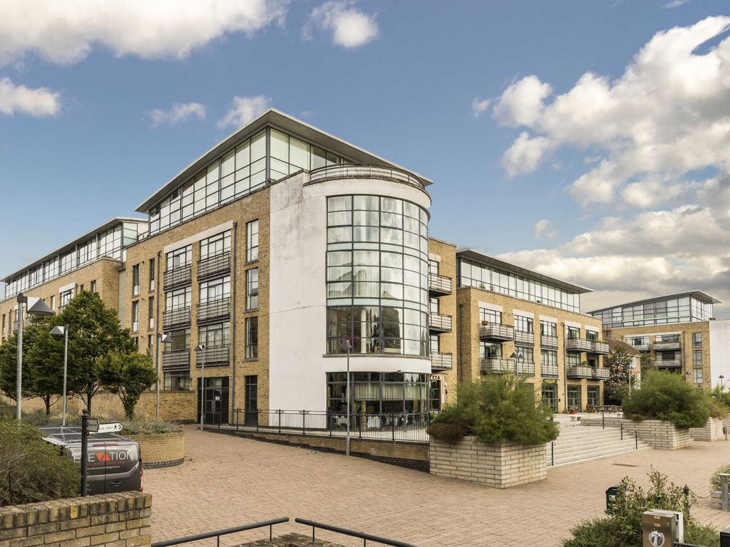 1 bed flat for sale in Town Meadow, Brentford TW8, £275,000