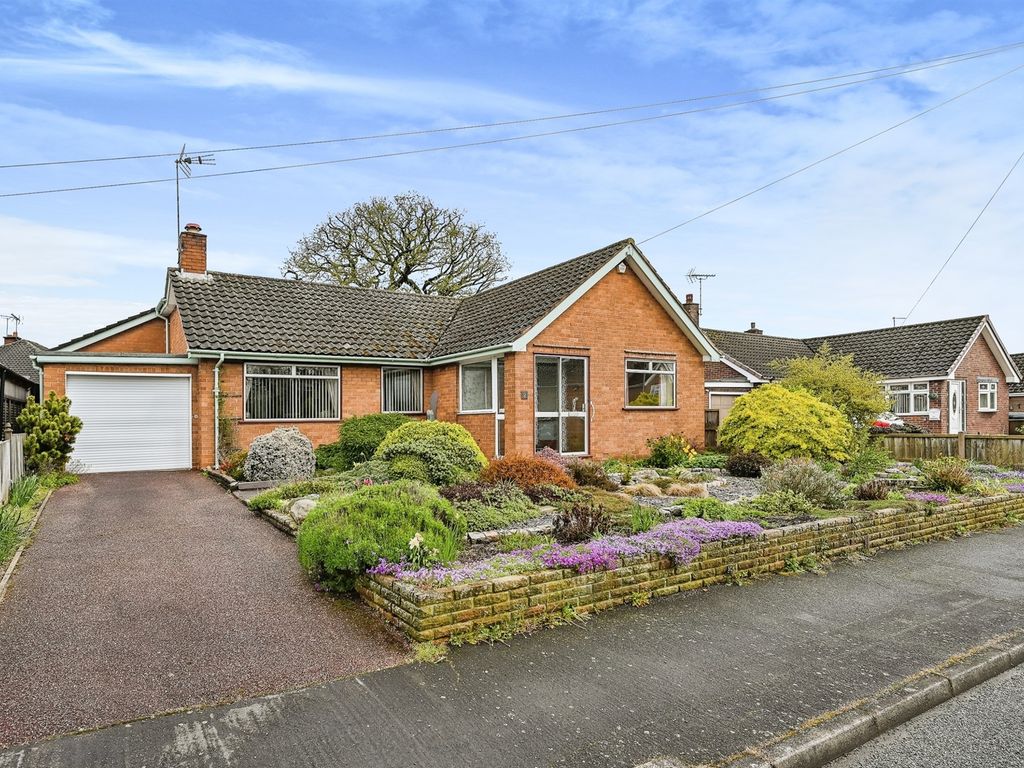3 bed detached bungalow for sale in Dearnsdale Close, Stafford ST16, £330,000