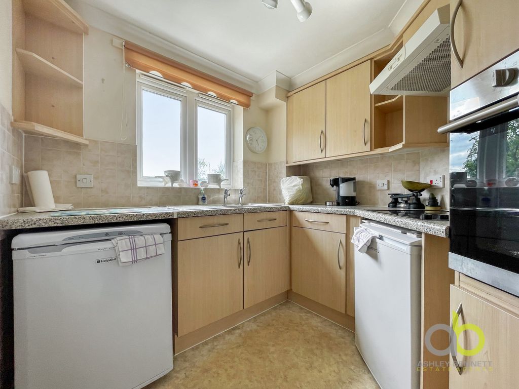 1 bed flat for sale in Collier Court, Crammavill Street, Grays RM16, £160,000
