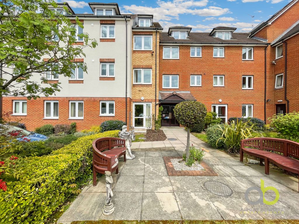 1 bed flat for sale in Collier Court, Crammavill Street, Grays RM16, £160,000