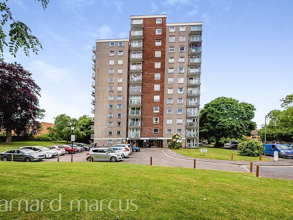 2 bed flat for sale in Basinghall Gardens, Sutton SM2, £275,000