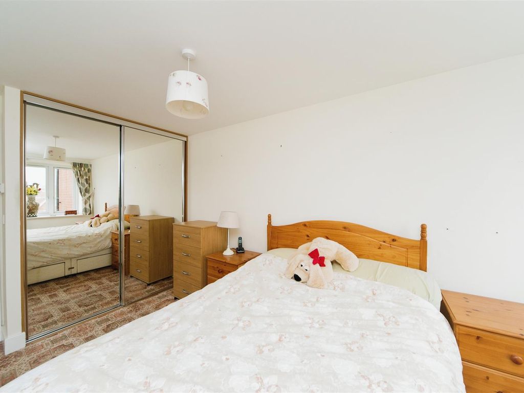 1 bed flat for sale in Martello Court, Jevington Gardens, Eastbourne, East Sussex BN21, £180,000