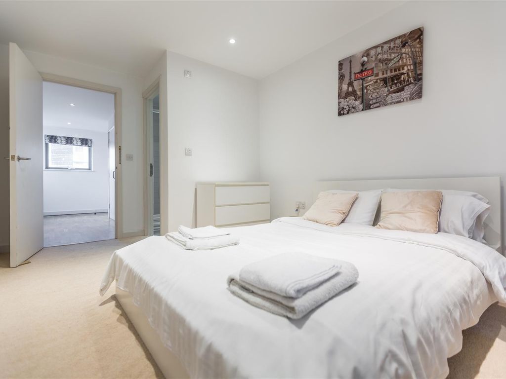 2 bed flat for sale in Castle Quay, Castle Lane, Bedford MK40, £205,000