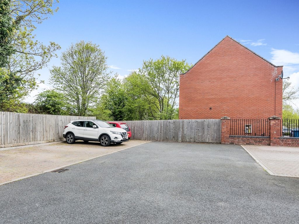 1 bed flat for sale in Cairns Close, Lichfield WS14, £179,950