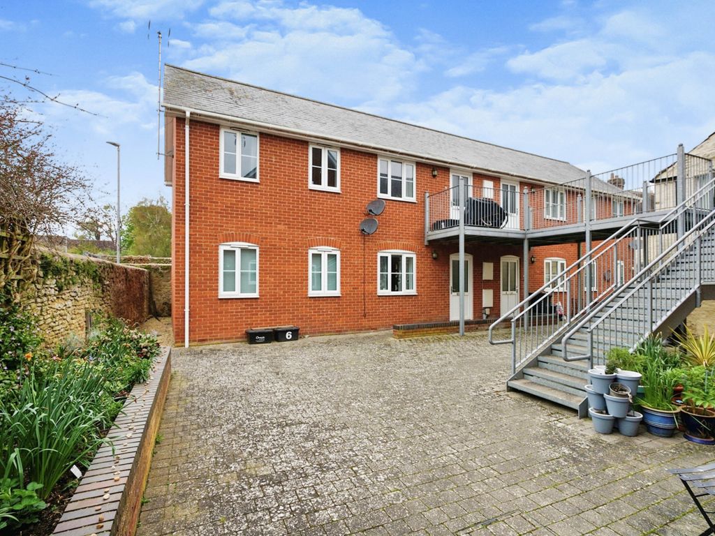 2 bed flat for sale in Gilberts Lane, Highworth, Swindon SN6, £170,000