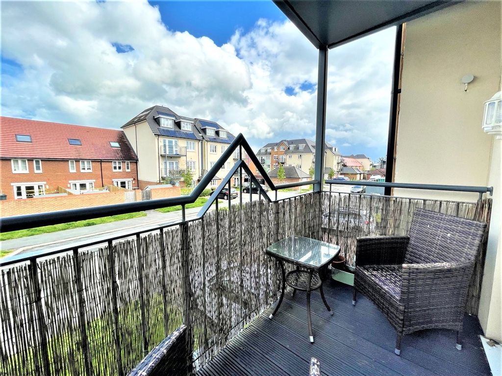 1 bed flat for sale in Waggoners Walk, Aldershot, Hampshire GU12, £190,000