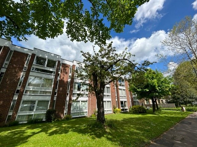 1 bed flat for sale in Lovelace Gardens, Surbiton KT6, £289,500