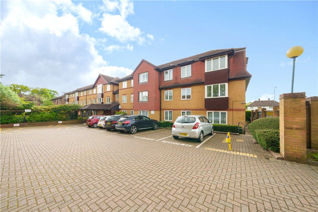 1 bed flat for sale in Pembroke Lodge, Du Cros Drive, Stanmore HA7, £290,000