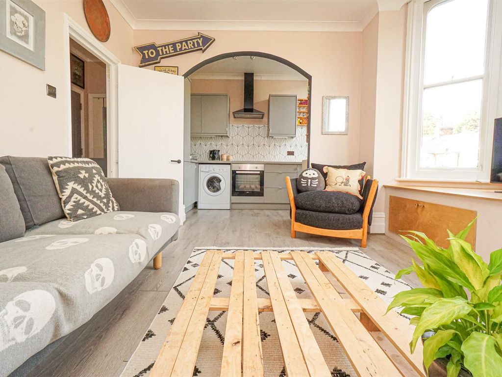 1 bed flat for sale in Baldslow Road, Hastings TN34, £150,000