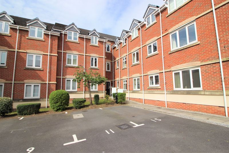 2 bed flat for sale in Trinity Road, Edwinstowe, Mansfield NG21, £105,000
