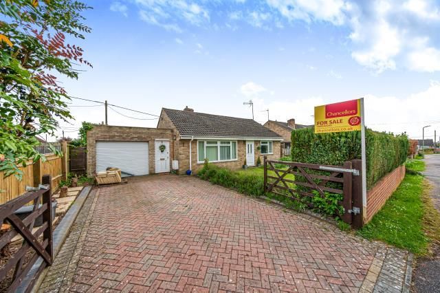 2 bed detached bungalow for sale in Carterton, Oxfordshire OX18, £325,000